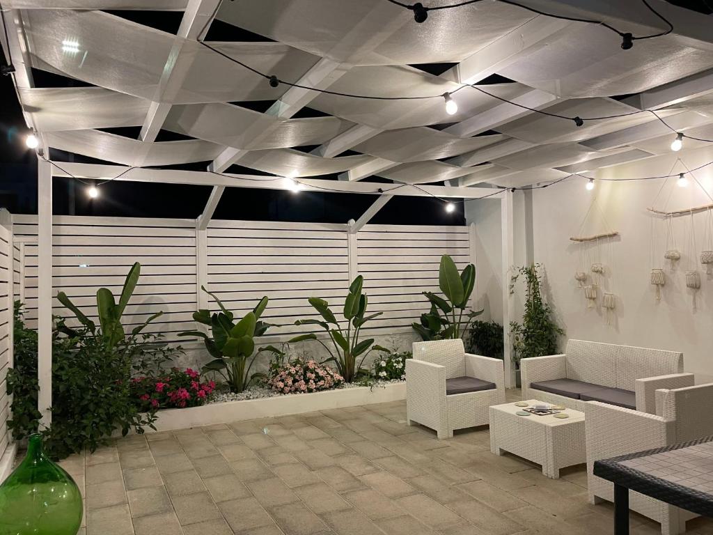Il giardino de I Giardini di Rita illuminato la sera