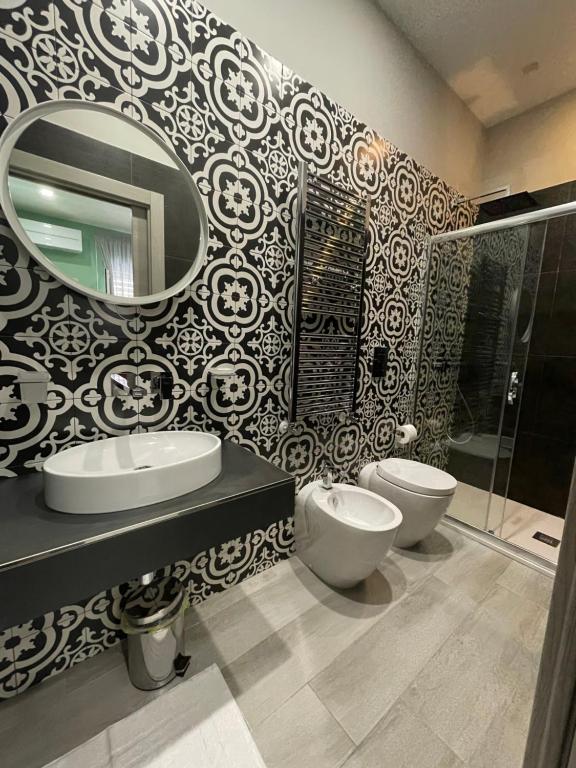 Bagno con piastrelle decorate in bianco e nero